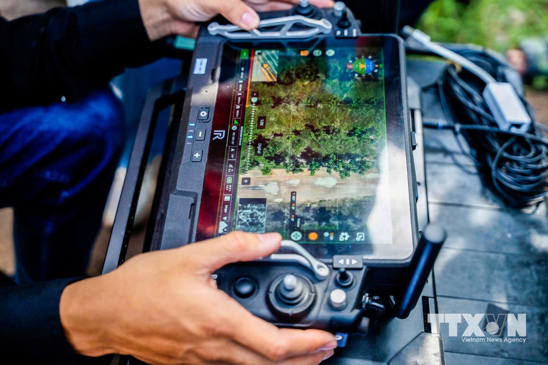 Ứng dụng UAV trong thu thập dữ liệu, giám sát tài nguyên và môi trường, góp phần nâng cao hiệu quả quản lý bằng công nghệ. (Ảnh: Giang Phương/TTXVN)